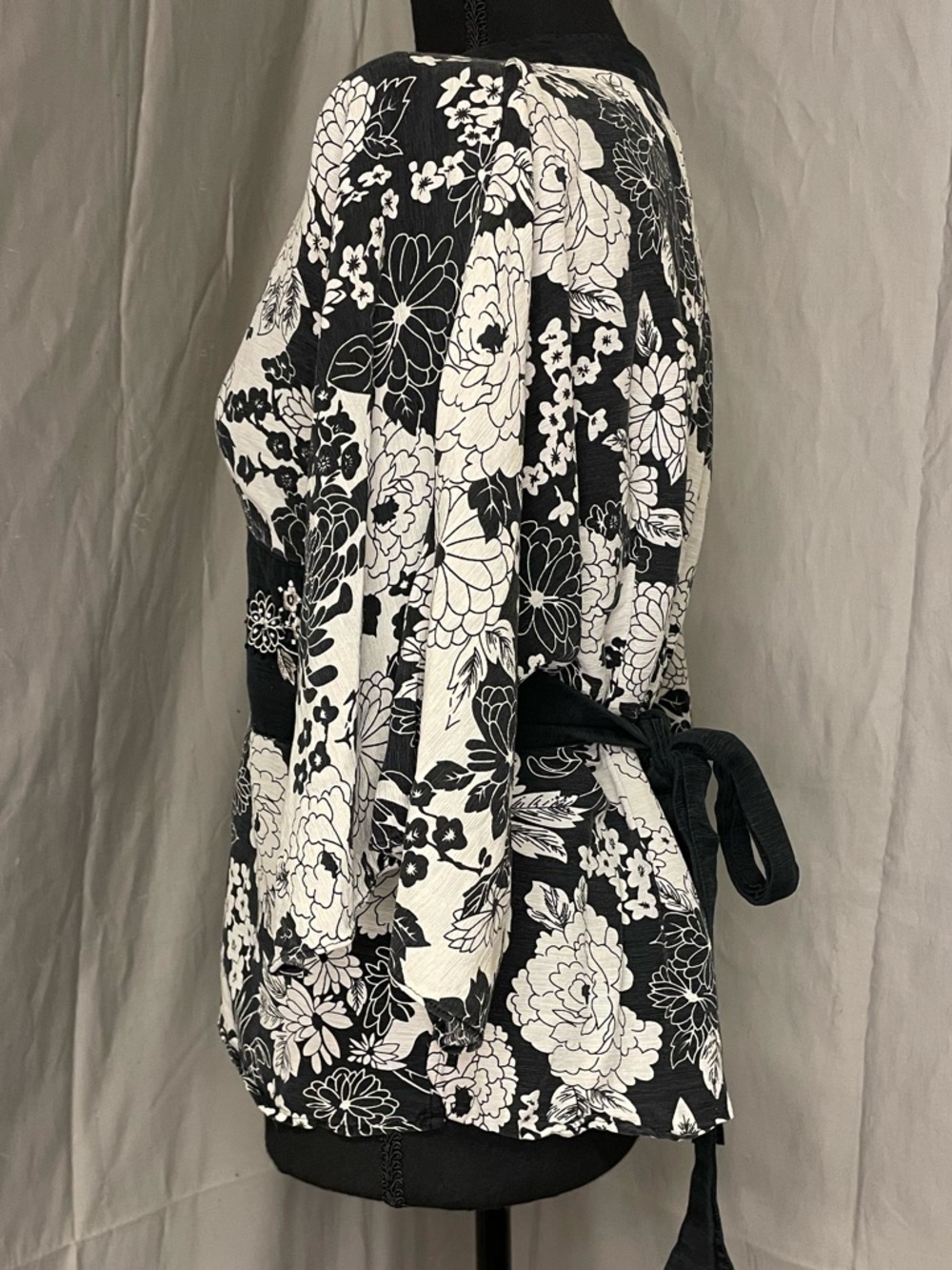 Vintage Y2K Silk Saint Tropez West Black & White Floral Kimono Style Tunic - Picture 4 of 14